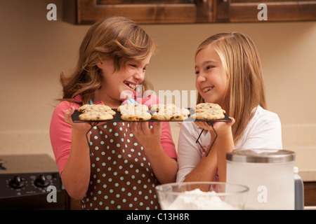 Stati Uniti d'America, Utah, Lehi, due ragazze (10-11) azienda biscotti in cucina Foto Stock