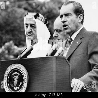 Presidenza di Nixon. King Faisal di Arabia Saudita con noi il presidente Richard Nixon durante una casa bianca visita, Washington, D.C., 1971. Foto Stock