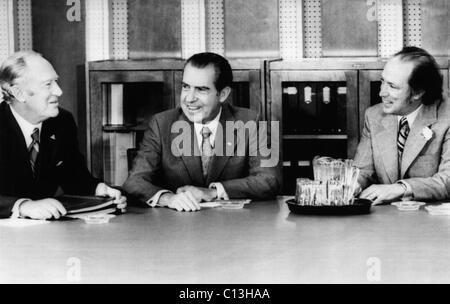 Presidenza di Nixon. Da sinistra: il Segretario di Stato americano William P. Rogers, il presidente statunitense Richard Nixon e il Primo Ministro canadese Pierre Trudeau nel corso dei colloqui a Ottawa, Canada, 1972. Foto Stock