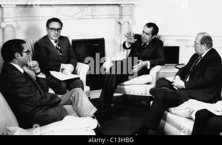 Presidenza di Nixon. Da sinistra: Amministratore dell'Ufficio federale dell'energia William E. Simon, il Segretario di Stato Henry Kissinger, il presidente statunitense Richard Nixon e il segretario al Tesoro George Schultz in una sessione di pianificazione alla Casa Bianca di Washington, D.C., 1974. Foto Stock