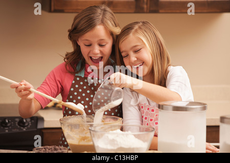 Stati Uniti d'America, Utah, Lehi, due ragazze (10-11) cottura in cucina Foto Stock