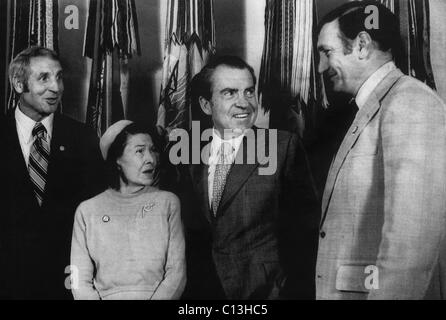 Presidenza di Nixon. Da sinistra: ex New York Giants outfielder Bobby Thompson, Claire Hodgson Ruth (moglie di Babe Ruth), il presidente statunitense Richard Nixon, ex Brooklyn Dodgers lanciatore Ralph Branca, circa nei primi anni settanta. Foto Stock