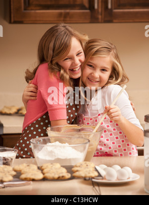 Stati Uniti d'America, Utah, Lehi, ritratto di due ragazze (10-11) cottura in cucina Foto Stock