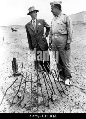 Il DR. J. Robert Oppenheimer, con il Mag. Gen. Leslie R. Groves c. 1945 Foto Stock