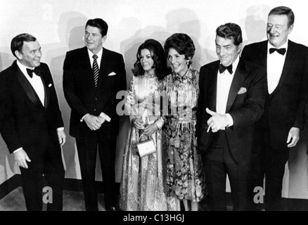 Governatore Ronald Reagan con Frank Sinatra, Vicki Carr, Nancy Reagan, Dean Martin, John Wayne al governatore inagural gala Foto Stock