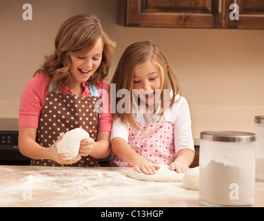 Stati Uniti d'America, Utah, Lehi, due ragazze (10-11) impasto di pasta in cucina Foto Stock