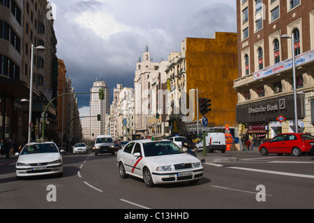 Taxi lungo la Gran Via street central Madrid Spagna Europa Foto Stock