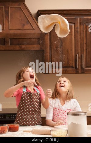 Stati Uniti d'America, Utah, Lehi, due ragazze (10-11) nel lanciare l'impasto in cucina Foto Stock