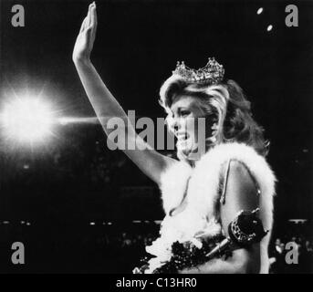 Miss America. Miss America 1986 Susan Akin, immediatamente dopo essere stato coronato, Atlantic City, New Jersey, Settembre 14, 1985. Foto Stock