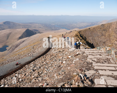 Snowdon: vista verso Llanberis da vicino il vertice, mostrando la ferrovia di montagna via e la parte superiore del Pyg/percorso Llanberis Foto Stock