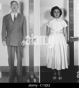 Accusati di spionaggio atomico Julius e Ethel Rosenberg in piedi mug shot. 1951. Foto Stock