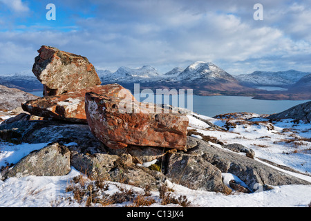 Massi erratici su Bealach na Gaoithe vicino a Torridon. Vista verso Beinn Damph. Wester Ross, Highland, Scotland, Regno Unito Foto Stock