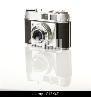 Vecchia fotografia fotocamera isolate su uno sfondo bianco Foto Stock