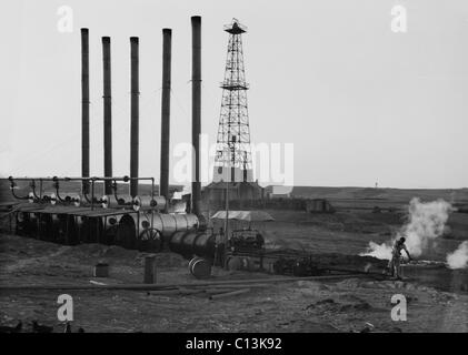 Pozzi di petrolio dell'Iraq Petroleum Company nel distretto di Kirkuk in Iraq settentrionale nel 1932. È stata effettuata una scoperta di petrolio nella regione nel 1927. Nota più portatile di motori a vapore con fumaioli in primo piano a sinistra. Foto Stock