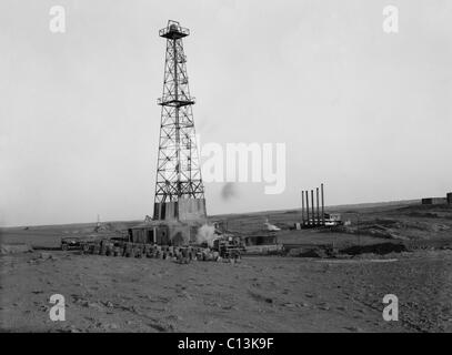 Pozzi di petrolio dell'Iraq Petroleum Company nel distretto di Kirkuk in Iraq settentrionale nel 1932. L'Iraq Petroleum Company era di proprietà di un consorzio di europei e americani, compagnie petrolifere. Essa aveva il monopolio sull'Iraq produzione di olio da 1925 attraverso 1960, e pagare i canoni per il governo iracheno. Foto Stock