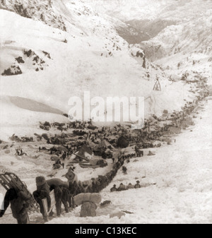 Lungo nastro di minatori legato per il Klondike gold fields scavalcando il Chilcoot Pass, nel 1898. Foto Stock