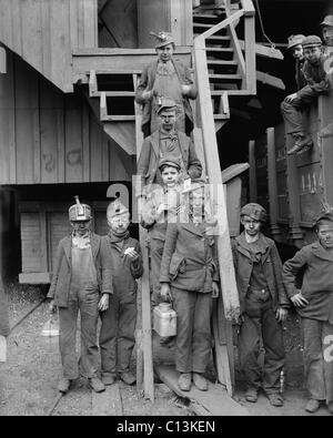 Coperti di polvere Breaker ragazzi a Woodward miniere di carbone, Kingston, Pennsylvania. Il più giovane della miniera di carbone di lavoratori ha iniziato a questa sporca, lavoro non qualificato. C. 1900. Foto Stock