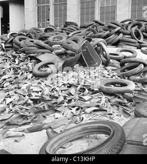 Pneumatici di gomma si sono riuniti per essere riciclato nel mese di agosto, 1941. La Seconda Guerra Mondiale ha ridotto le importazioni di gomma e un aumento della domanda, causando la gomma per essere razionata per tutta la durata della guerra. Foto Stock