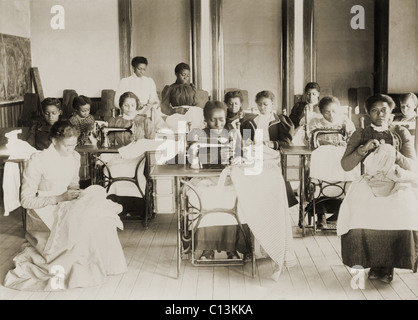 Giovane americano africano donne cucitura con macchine e a mano nella classe di cucitura all'agricola e meccanica College, Greensboro, N.C. Foto Stock