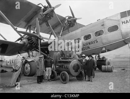 Quattro motore aereo passeggeri della Imperial Airways il rifornimento di carburante da una Shell Oil Company mobile serbatoio del carburante in corrispondenza Semakh, nel nord di Palestina nel mese di ottobre 1931. Imperial Airways era l'inizio inglesi commerciali long range compagnia aerea, operativo dal 1924 al 1939 e che serve le parti di Europa e la estesa Impero Britannico. Foto Stock