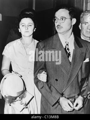 Ethel e Julius Rosenberg lasciando New York City corte federale dopo la loro arraignment di cospirazione per commettere spionaggio. 23 agosto 1951. Foto Stock