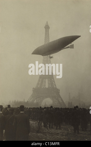 LA REPUBLIQUE un semi-rigida sorveglianza dirigibile costruito per il francese battenti vicino alla Torre Eifel. Parigi ca. 1908. 0028u Foto Stock