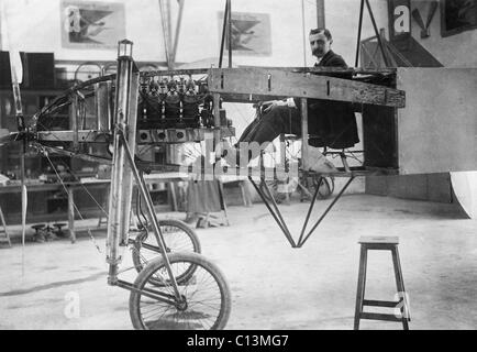 Louis Bleriot 1872-1936 seduto nella sua 50 horse power mono-piano che è in costruzione nella sua bottega. LC-USZ62-107352 Foto Stock