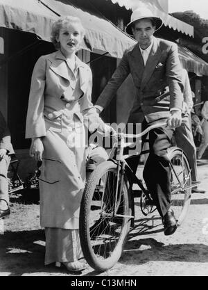 Howard Hughes 1905-1976 con l'attrice Ida Lupino 1918-1995 in Miami Florida 1937. LC-USZ62-120724 Foto Stock