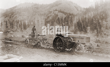 Livellatrice stradale trainato da un acciaio trattore gommato in Alaska della valle Tanana nel 1916. LC-DIG-ppmsc-01974 Foto Stock