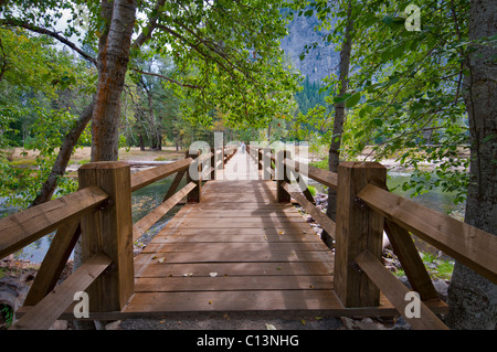 Stati Uniti d'America, la California, la passerella di legno sul fiume Merced Foto Stock