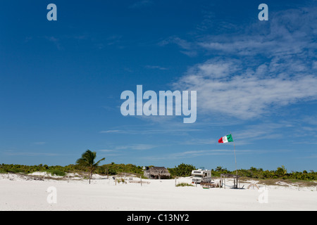 Bandiera del Messico su un bastone bandiera polo ad un accampamento rustico sulla spiaggia Foto Stock