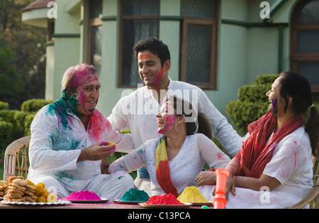 Famiglia celebra Holi Foto Stock