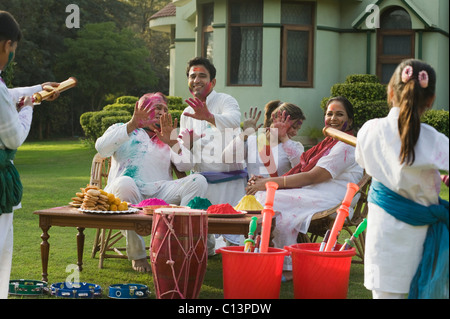 Famiglia celebra Holi Foto Stock