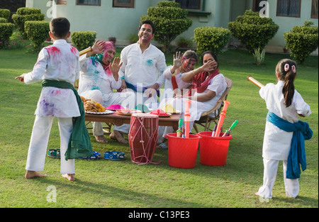 Famiglia celebra Holi Foto Stock