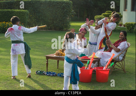 Famiglia celebra Holi Foto Stock