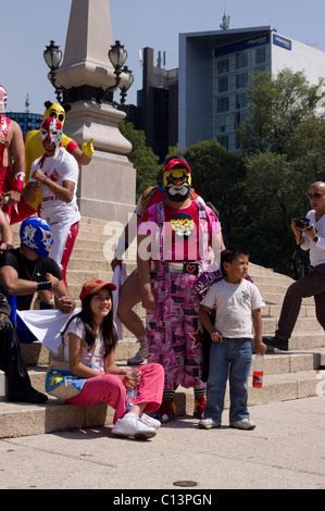 Luchador messicano 'Super Muñeco' con alcuni ragazzi durante la sfilata di un corteo in città del Messico Foto Stock