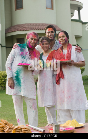 Famiglia celebra Holi Foto Stock