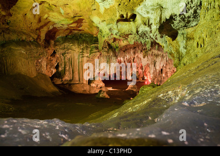 Le stalagmiti e stalattiti illuminate da una misteriosa glow in Lol Tun - verde. Posizionate attentamente luci colorate si illumina Foto Stock