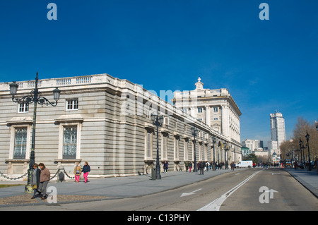 Calle de Bailen strada fuori Palacio Real Royal Palace Madrid Spagna Europa Foto Stock