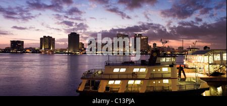 Stati Uniti d'America, Louisiana, New Orleans, traghetto sul fiume Mississippi con lo skyline della città Foto Stock