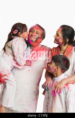 Famiglia celebra Holi Foto Stock