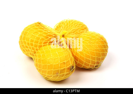 Quattro limoni in una rete isolata contro uno sfondo bianco Foto Stock