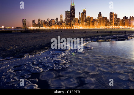 Stati Uniti d'America, Illinois, Chicago, skyline della città dal Lago Michigan al tramonto Foto Stock