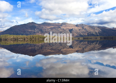 Beinn Airigh Charr e Eilean Mor Ruairidh isola sul Loch Maree Foto Stock