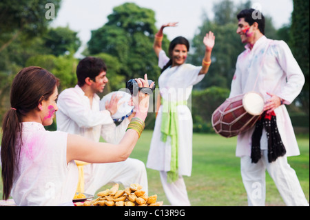 Amici celebrare Holi Foto Stock