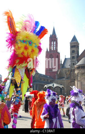 Il carnevale folla in piazza Vrijthof con torre rossa delle chiese protestanti St Johns e Chiesa cattolica di San Servatius chiesa Maastricht Foto Stock