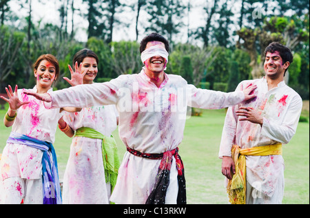 Amici celebrare Holi Foto Stock