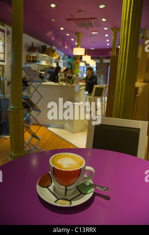 Caffè latte il latte nel caffè Art Cafe lungo Calle de la Montera street central Madrid Spagna Europa Foto Stock