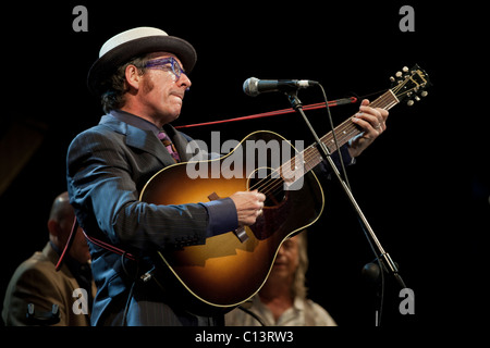 Elvis Costello & The Sugarcanes durante la sua performance di Madrid del luglio 2010. Foto Stock