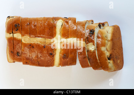 Hot cross bun Focaccia pane pronto per Pasqua isolato su sfondo bianco Foto Stock